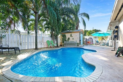 House in Pembroke Pines, Florida 4 bedrooms, 137.68 sq.m. № 1987654 - photo 1