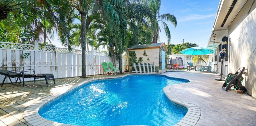 House in Pembroke Pines, Florida 4 bedrooms, 137.68 sq.m. № 1987654