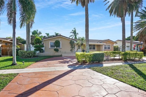 House in Pembroke Pines, Florida 4 bedrooms, 137.68 sq.m. № 1987654 - photo 5