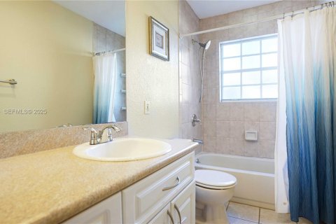 House in Pembroke Pines, Florida 4 bedrooms, 137.68 sq.m. № 1987654 - photo 30