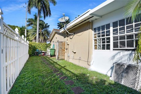 House in Pembroke Pines, Florida 4 bedrooms, 137.68 sq.m. № 1987654 - photo 11