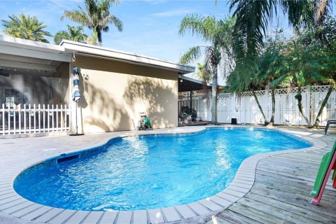 House in Pembroke Pines, Florida 4 bedrooms, 137.68 sq.m. № 1987654 - photo 12