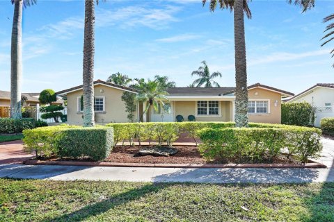 House in Pembroke Pines, Florida 4 bedrooms, 137.68 sq.m. № 1987654 - photo 4