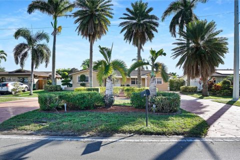 House in Pembroke Pines, Florida 4 bedrooms, 137.68 sq.m. № 1987654 - photo 7