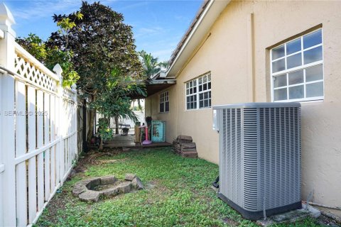 House in Pembroke Pines, Florida 4 bedrooms, 137.68 sq.m. № 1987654 - photo 15