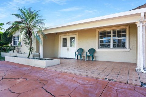 House in Pembroke Pines, Florida 4 bedrooms, 137.68 sq.m. № 1987654 - photo 2