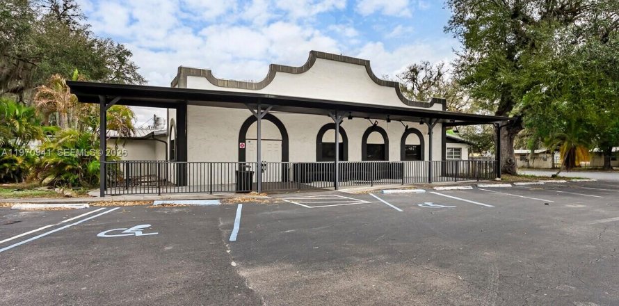 Commercial property in LaBelle, Florida № 2031489