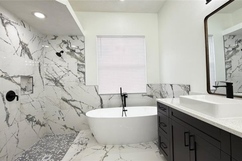 House in Valrico, Florida 4 bedrooms, 267.19 sq.m. № 1913146 - photo 14
