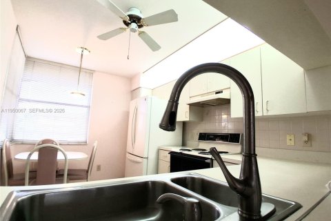 Condominio en venta en Sunrise, Florida, 2 dormitorios, 97.55 m2 № 2007361 - foto 16