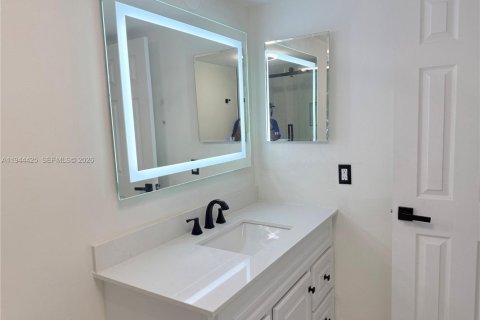 Condo in Plantation, Florida, 2 bedrooms  № 2003918 - photo 25