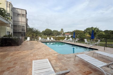 Condo in Plantation, Florida, 2 bedrooms  № 2003918 - photo 2