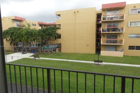 Condo in Miami, Florida, 1 bedroom  № 1978571 - photo 2