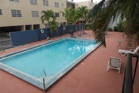 Condo in Miami, Florida, 1 bedroom  № 1978571 - photo 11