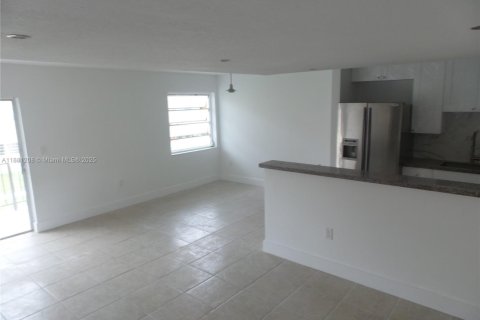 Condo in Miami, Florida, 1 bedroom  № 1978571 - photo 7
