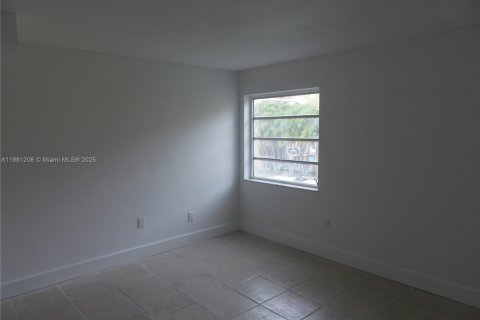 Condo in Miami, Florida, 1 bedroom  № 1978571 - photo 10