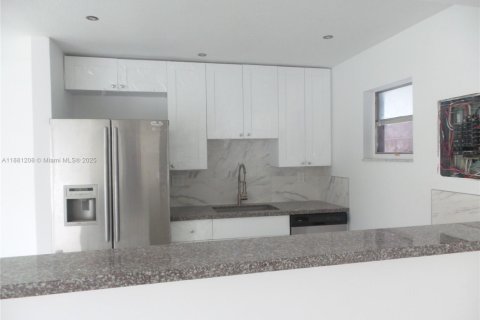 Condo in Miami, Florida, 1 bedroom  № 1978571 - photo 8