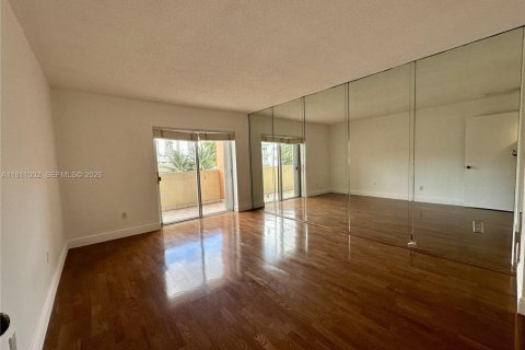 Condo in North Miami Beach, Florida, 1 bedroom  № 2080356 - photo 12