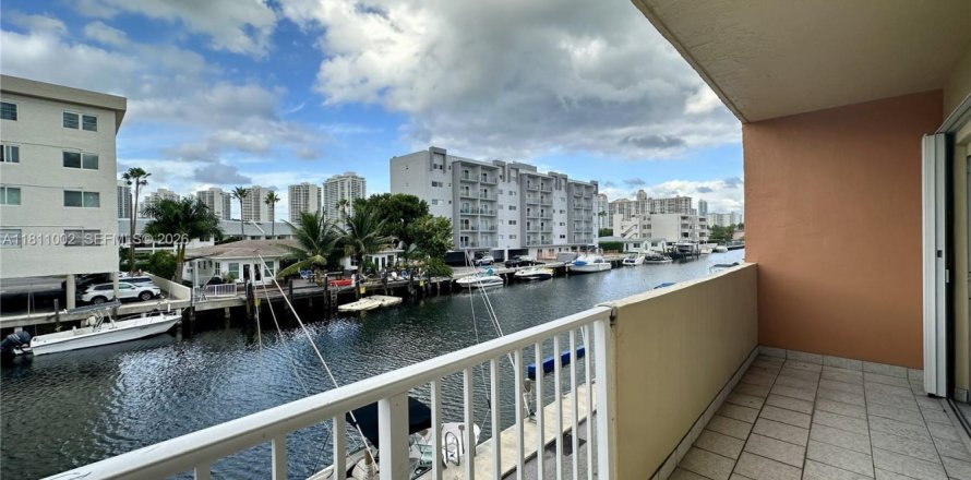 Condo in North Miami Beach, Florida, 1 bedroom  № 2080356
