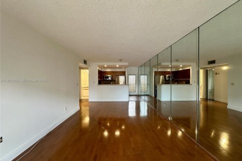 Condo in North Miami Beach, Florida, 1 bedroom  № 2080356 - photo 9
