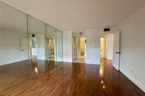 Condo in North Miami Beach, Florida, 1 bedroom  № 2080356 - photo 13