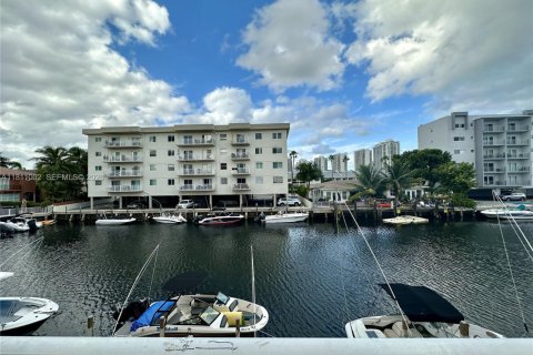 Condo in North Miami Beach, Florida, 1 bedroom  № 2080356 - photo 2