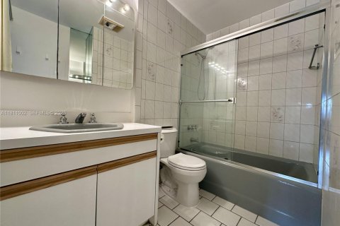Condo in North Miami Beach, Florida, 1 bedroom  № 2080356 - photo 16
