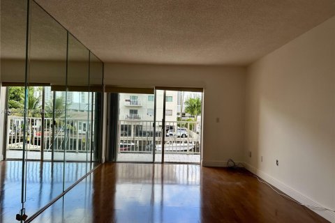 Condo in North Miami Beach, Florida, 1 bedroom  № 2080356 - photo 8