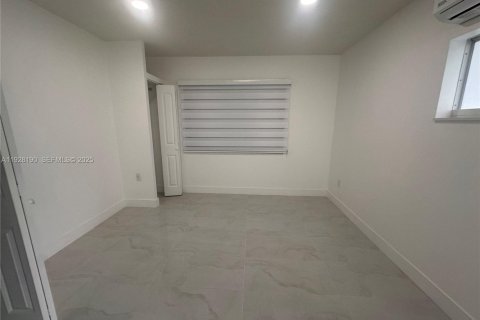 Immobilier commercial à louer à Cutler Bay, Floride: 153.47 m2 № 1988297 - photo 5