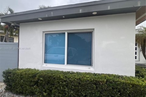 Immobilier commercial à louer à Cutler Bay, Floride: 153.47 m2 № 1988297 - photo 1