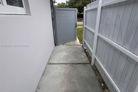 Immobilier commercial à louer à Cutler Bay, Floride: 153.47 m2 № 1988297 - photo 2