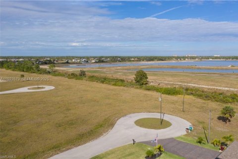 Купить земельный участок в Кейп-Корал, Флорида № 1987707 - фото 7