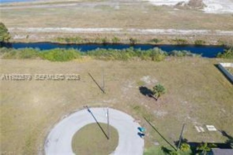 Купить земельный участок в Кейп-Корал, Флорида № 1987707 - фото 3