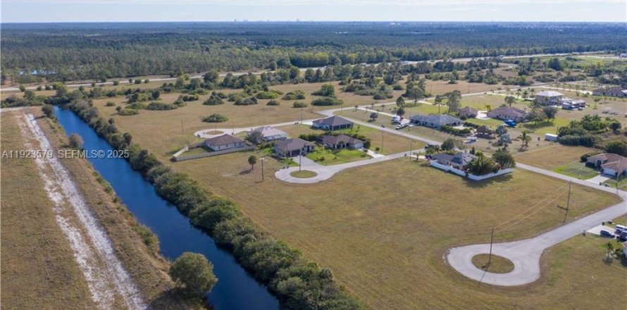 Земельный участок в Кейп-Корал, Флорида № 1987707