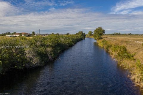 Купить земельный участок в Кейп-Корал, Флорида № 1987707 - фото 11