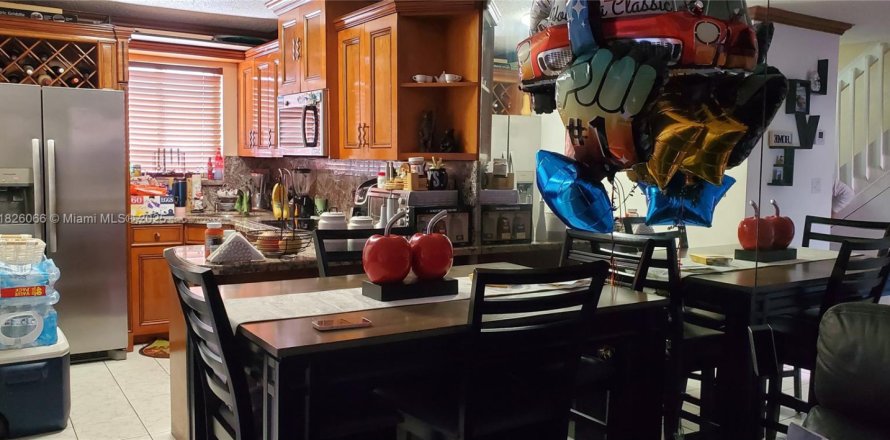 Condominio en Miami-Dade, Florida, 2 dormitorios № 1835999