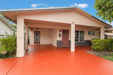 House in Tamarac, Florida 2 bedrooms, 99.22 sq.m. № 1875523 - photo 1