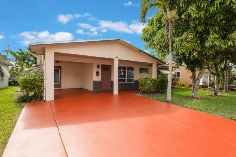 House in Tamarac, Florida 2 bedrooms, 99.22 sq.m. № 1875523 - photo 2