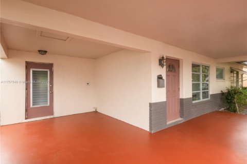 House in Tamarac, Florida 2 bedrooms, 99.22 sq.m. № 1875523 - photo 3