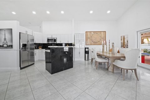 House in Miramar, Florida 3 bedrooms, 163.51 sq.m. № 1755645 - photo 10