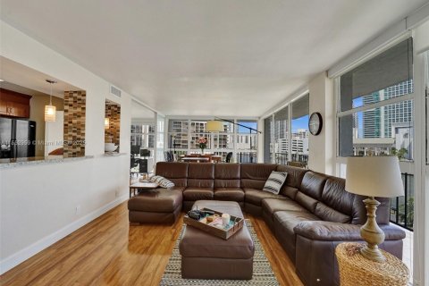 Condo in Hallandale Beach, Florida, 2 bedrooms  № 1867763 - photo 7
