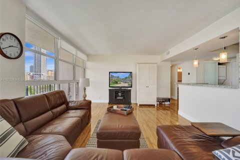 Condo in Hallandale Beach, Florida, 2 bedrooms  № 1867763 - photo 9