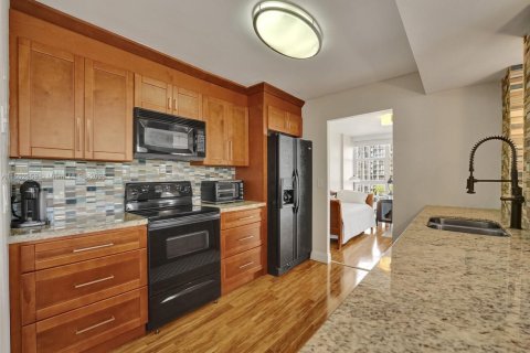 Condo in Hallandale Beach, Florida, 2 bedrooms  № 1867763 - photo 16