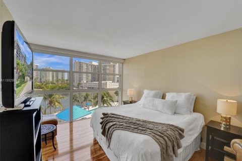 Condo in Hallandale Beach, Florida, 2 bedrooms  № 1867763 - photo 27