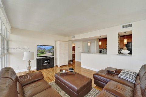 Condo in Hallandale Beach, Florida, 2 bedrooms  № 1867763 - photo 11