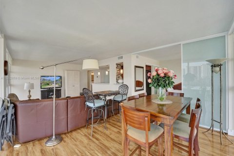 Condo in Hallandale Beach, Florida, 2 bedrooms  № 1867763 - photo 13