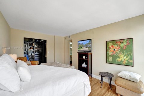 Condo in Hallandale Beach, Florida, 2 bedrooms  № 1867763 - photo 29