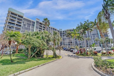 Condo in Hallandale Beach, Florida, 2 bedrooms  № 1867763 - photo 5