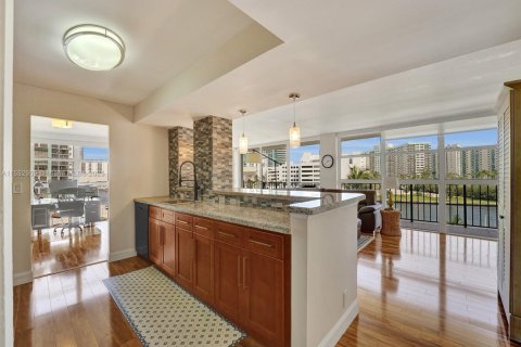 Condo in Hallandale Beach, Florida, 2 bedrooms  № 1867763 - photo 15