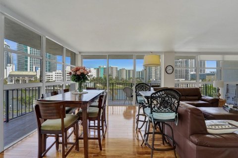 Condo in Hallandale Beach, Florida, 2 bedrooms  № 1867763 - photo 4