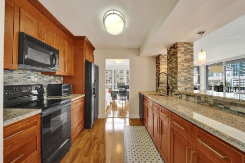 Condo in Hallandale Beach, Florida, 2 bedrooms  № 1867763 - photo 14